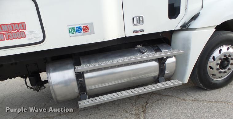 image for item DA3313 2004 Freightliner Columbia semi truck