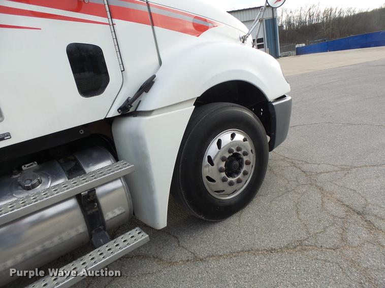 image for item DA3313 2004 Freightliner Columbia semi truck