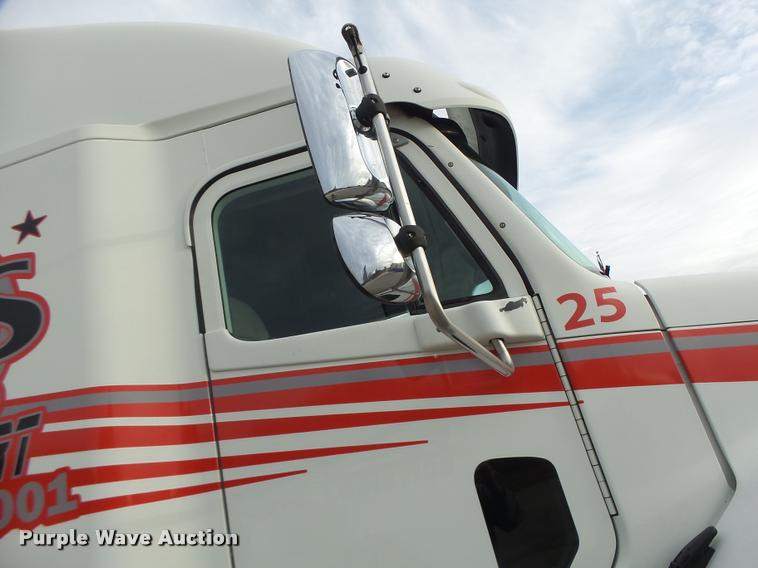 image for item DA3313 2004 Freightliner Columbia semi truck