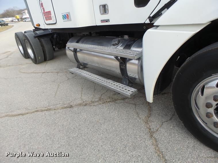 image for item DA3313 2004 Freightliner Columbia semi truck