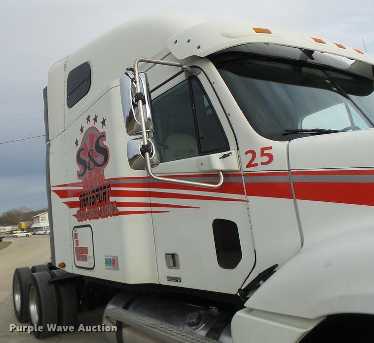 image for item DA3313 2004 Freightliner Columbia semi truck