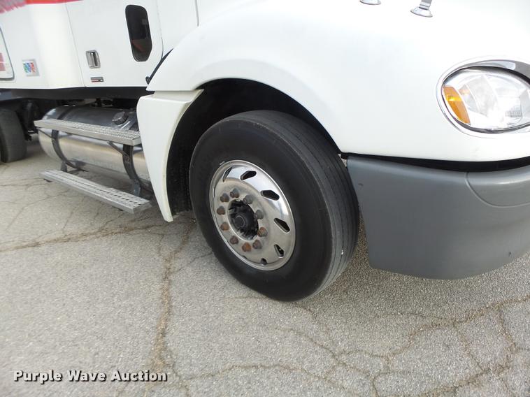 image for item DA3313 2004 Freightliner Columbia semi truck