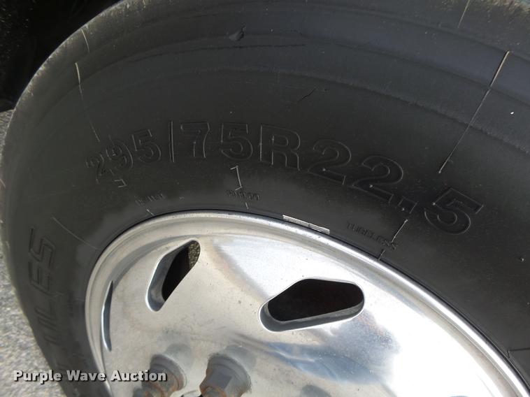 image for item DA3313 2004 Freightliner Columbia semi truck