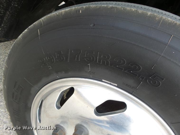 image for item DA3313 2004 Freightliner Columbia semi truck