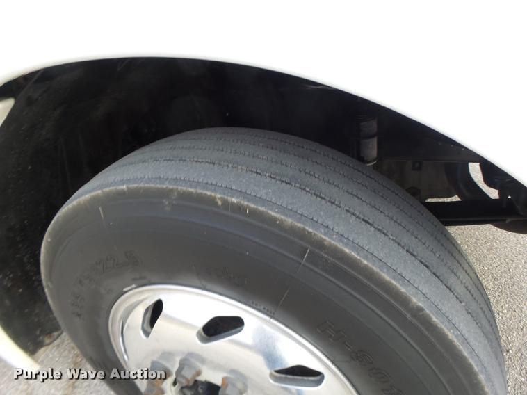 image for item DA3313 2004 Freightliner Columbia semi truck