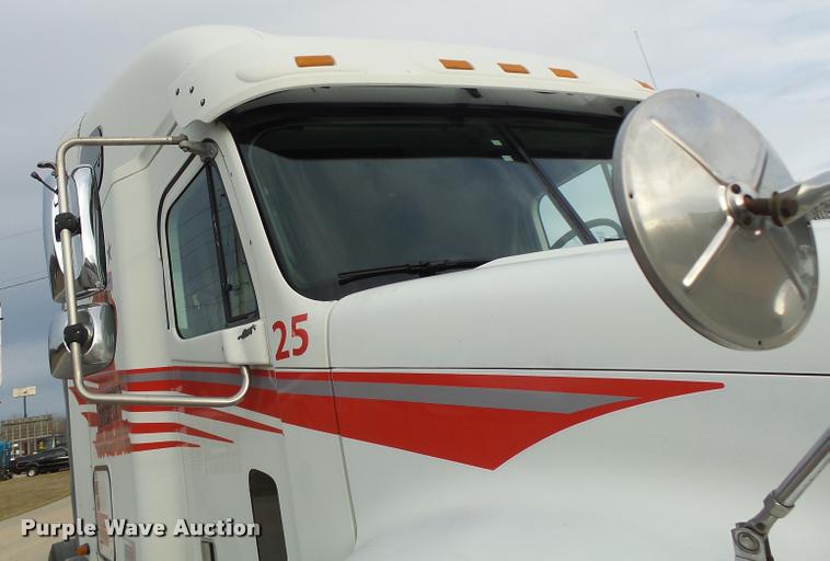 image for item DA3313 2004 Freightliner Columbia semi truck