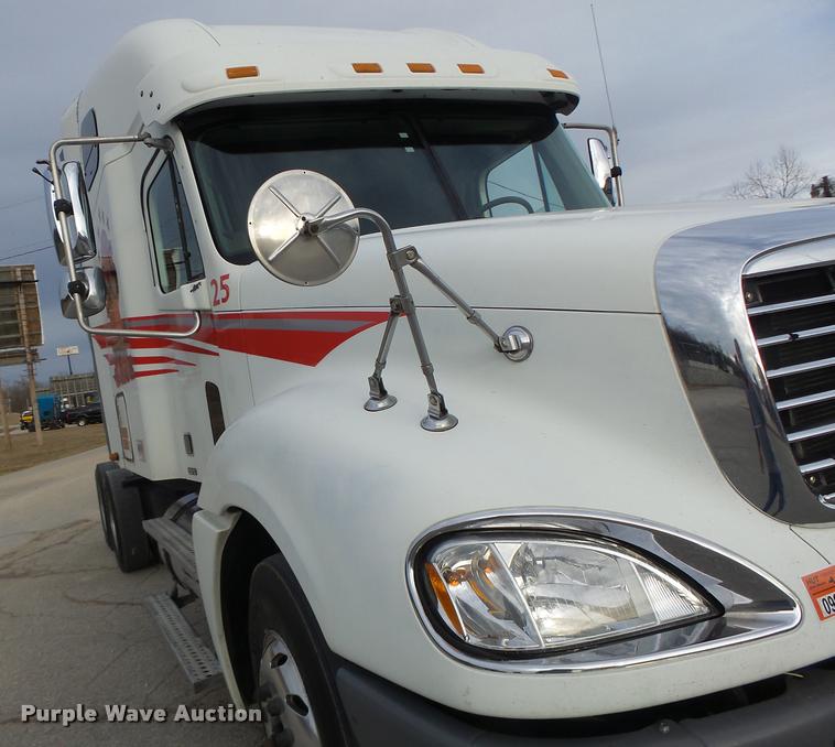 image for item DA3313 2004 Freightliner Columbia semi truck