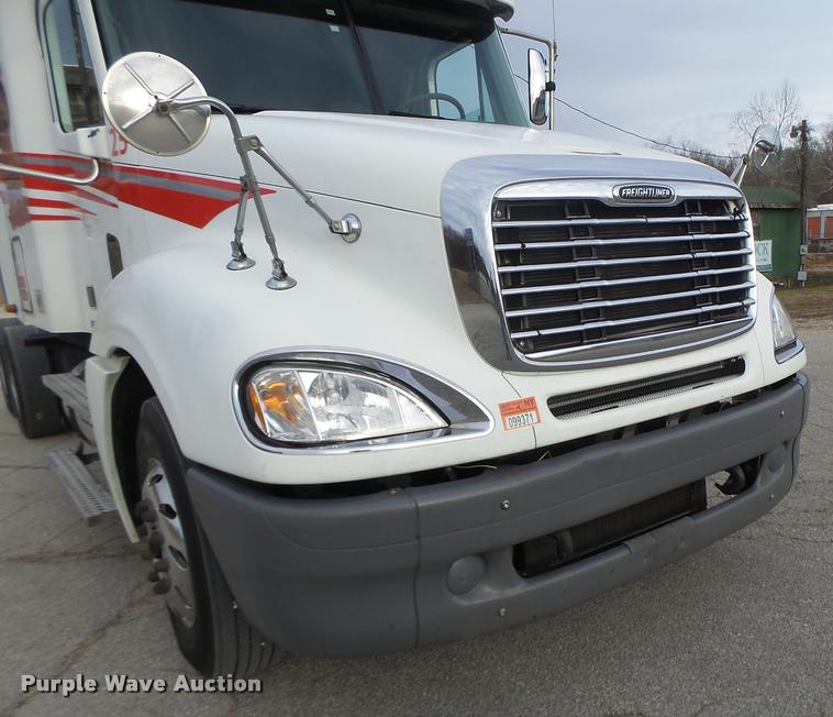 image for item DA3313 2004 Freightliner Columbia semi truck