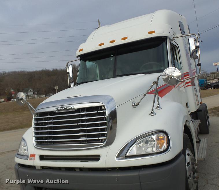 image for item DA3313 2004 Freightliner Columbia semi truck