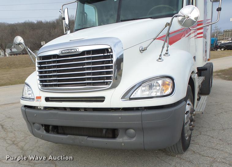 image for item DA3313 2004 Freightliner Columbia semi truck