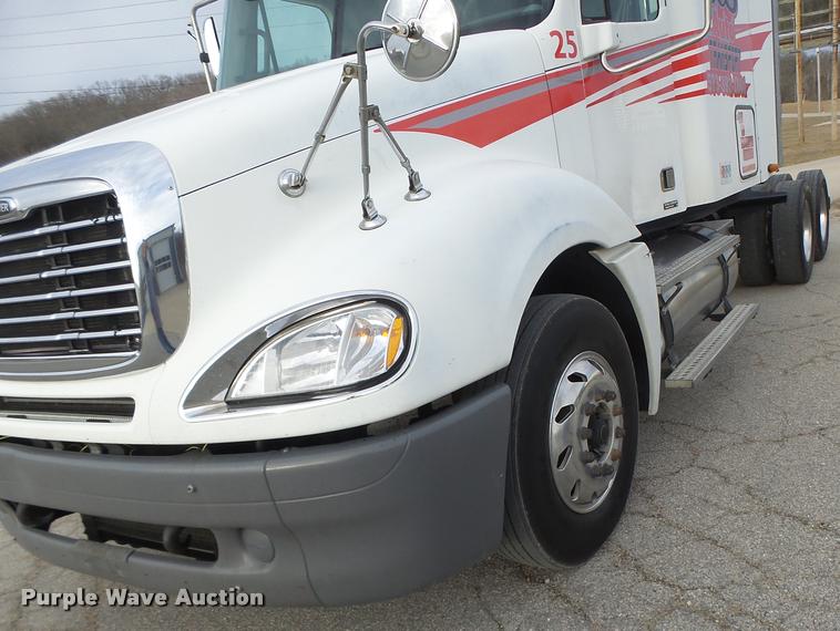 image for item DA3313 2004 Freightliner Columbia semi truck