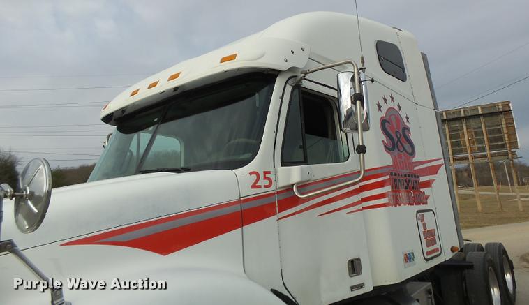 image for item DA3313 2004 Freightliner Columbia semi truck