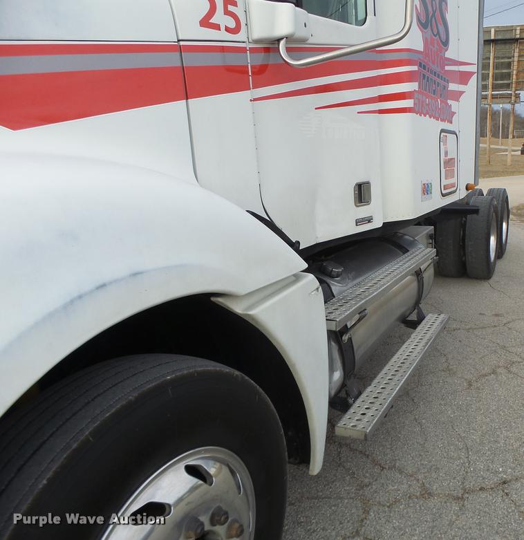 image for item DA3313 2004 Freightliner Columbia semi truck