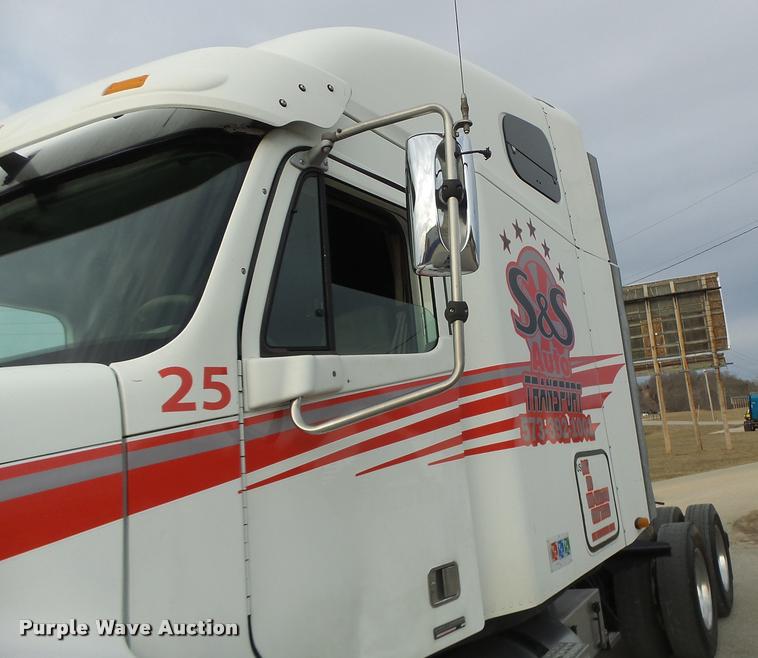image for item DA3313 2004 Freightliner Columbia semi truck