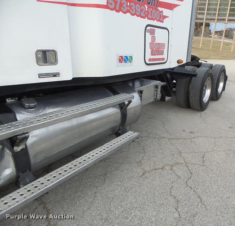 image for item DA3313 2004 Freightliner Columbia semi truck