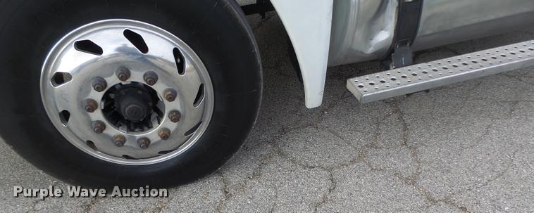 image for item DA3313 2004 Freightliner Columbia semi truck