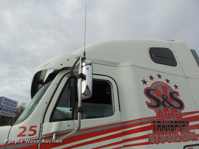 image for item DA3313 2004 Freightliner Columbia semi truck