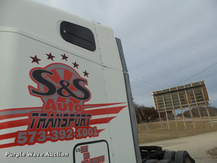 image for item DA3313 2004 Freightliner Columbia semi truck