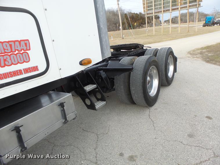 image for item DA3313 2004 Freightliner Columbia semi truck