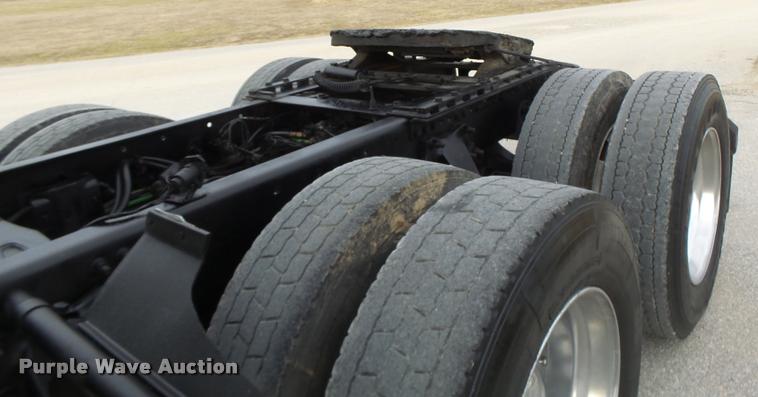 image for item DA3313 2004 Freightliner Columbia semi truck