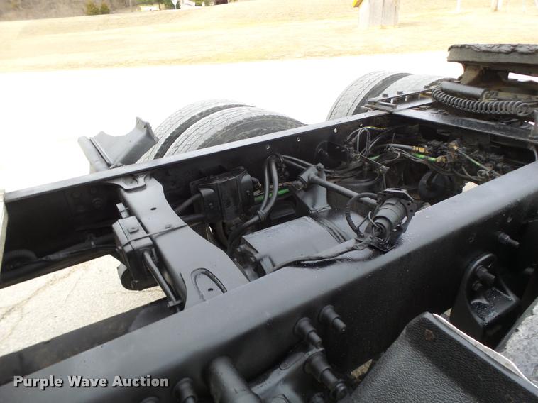 image for item DA3313 2004 Freightliner Columbia semi truck