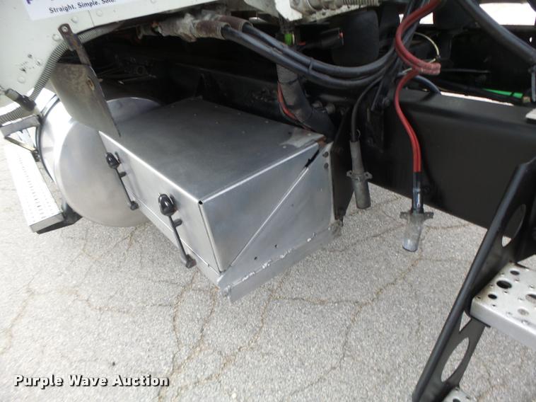 image for item DA3313 2004 Freightliner Columbia semi truck