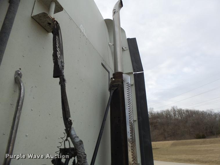 image for item DA3313 2004 Freightliner Columbia semi truck