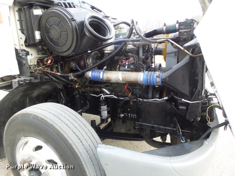 image for item DA3313 2004 Freightliner Columbia semi truck