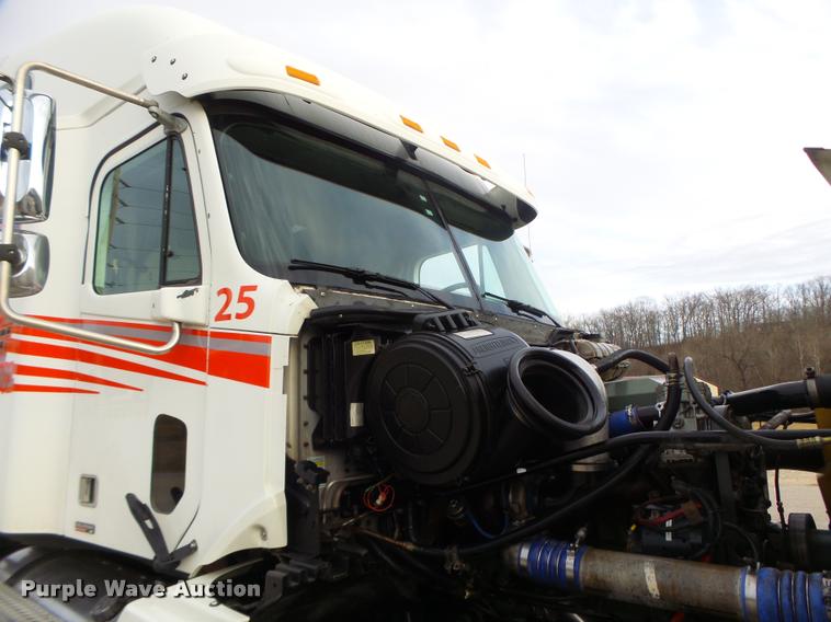 image for item DA3313 2004 Freightliner Columbia semi truck