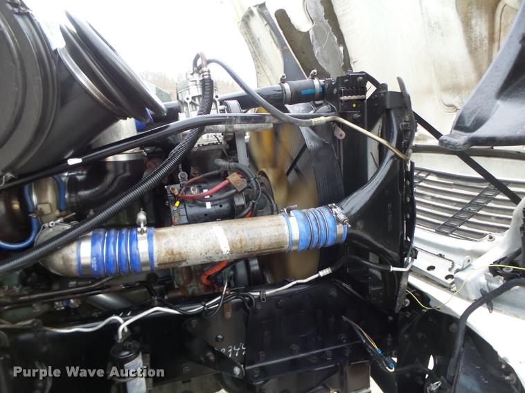 image for item DA3313 2004 Freightliner Columbia semi truck