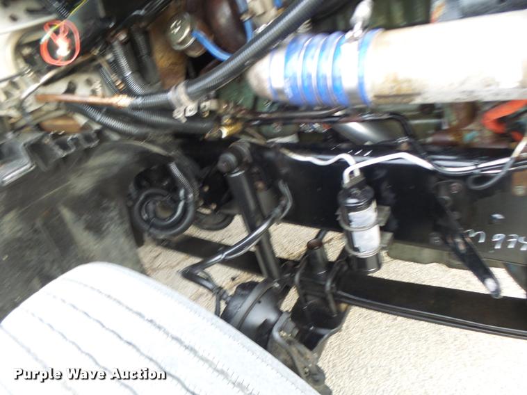 image for item DA3313 2004 Freightliner Columbia semi truck