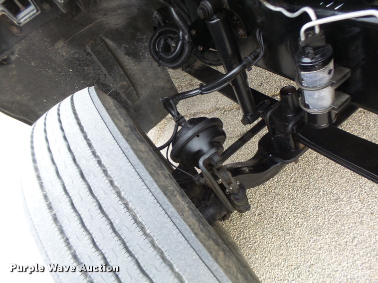 image for item DA3313 2004 Freightliner Columbia semi truck