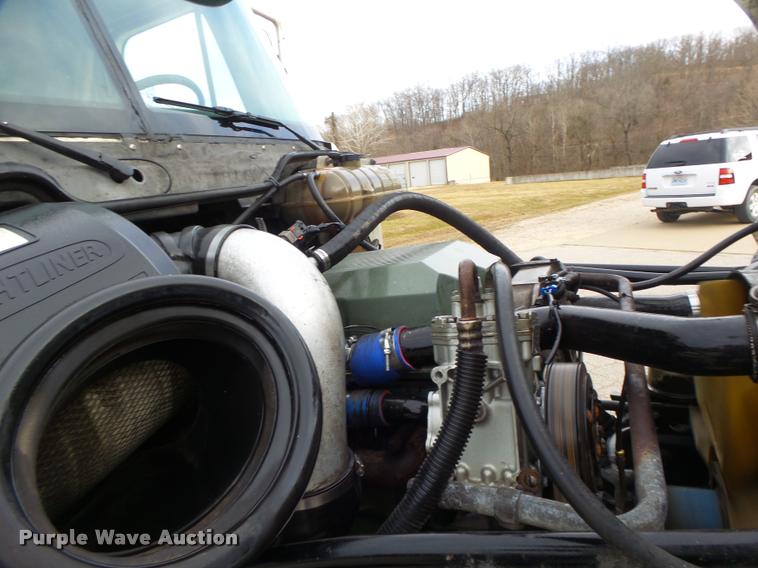 image for item DA3313 2004 Freightliner Columbia semi truck