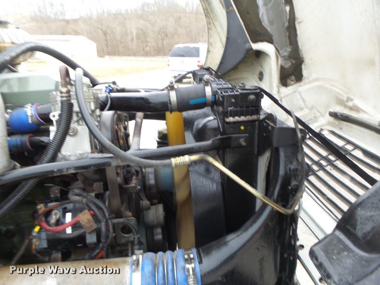 image for item DA3313 2004 Freightliner Columbia semi truck