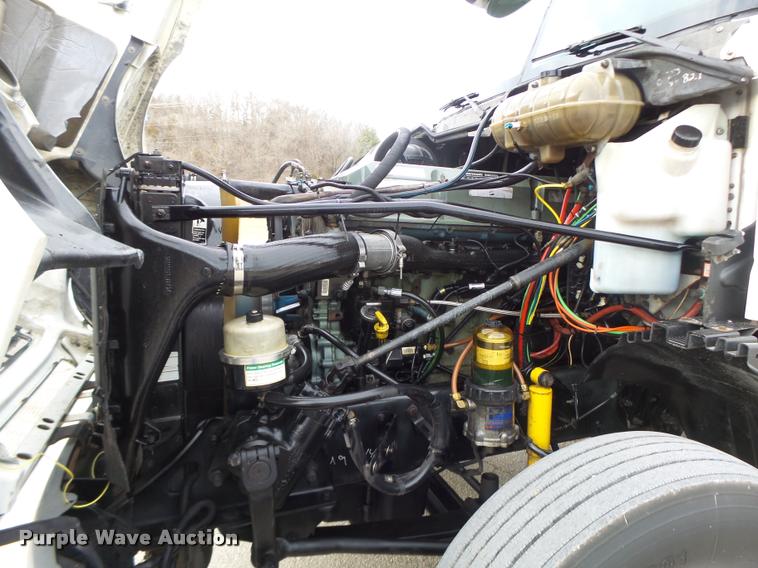 image for item DA3313 2004 Freightliner Columbia semi truck