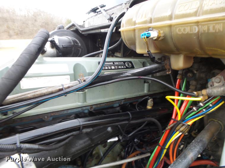 image for item DA3313 2004 Freightliner Columbia semi truck