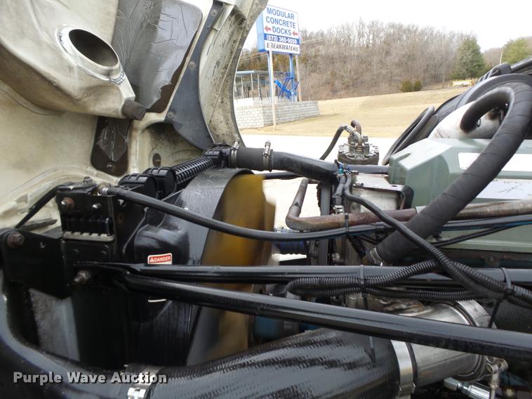 image for item DA3313 2004 Freightliner Columbia semi truck