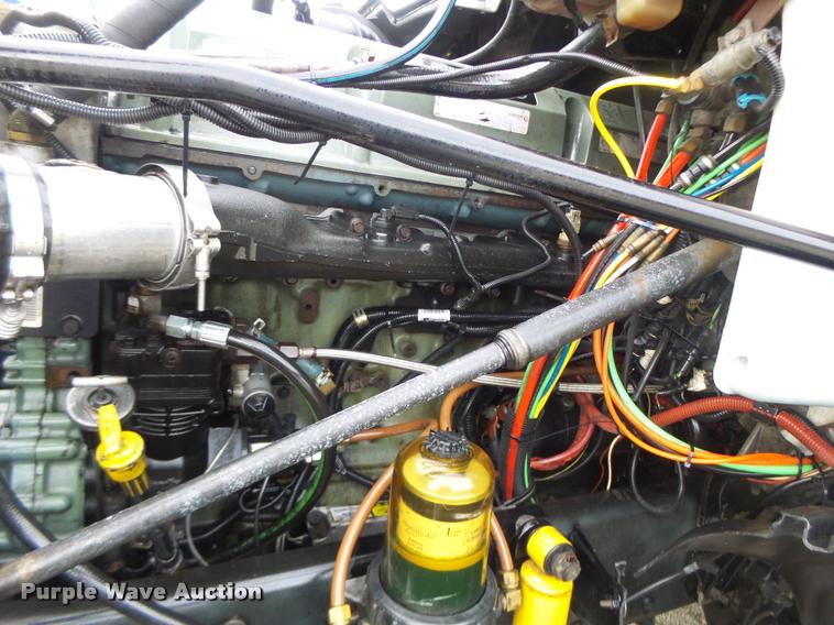 image for item DA3313 2004 Freightliner Columbia semi truck