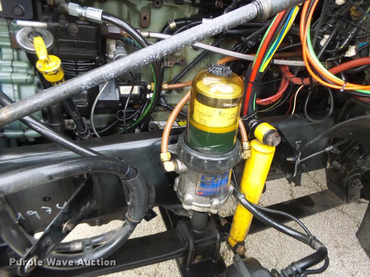 image for item DA3313 2004 Freightliner Columbia semi truck