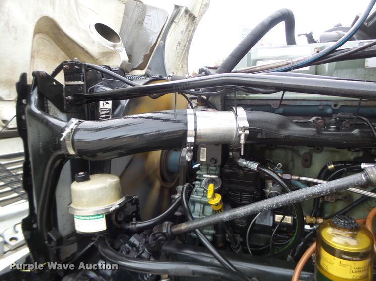 image for item DA3313 2004 Freightliner Columbia semi truck