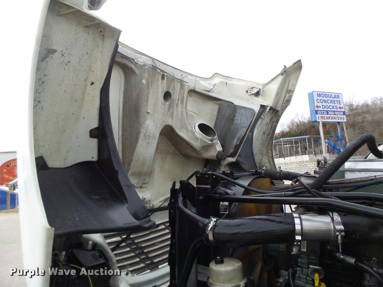 image for item DA3313 2004 Freightliner Columbia semi truck