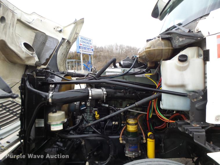 image for item DA3313 2004 Freightliner Columbia semi truck