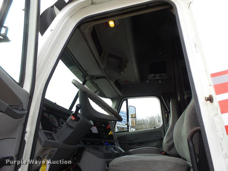 image for item DA3313 2004 Freightliner Columbia semi truck