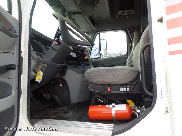 image for item DA3313 2004 Freightliner Columbia semi truck