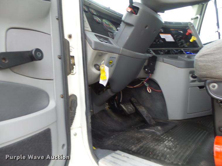 image for item DA3313 2004 Freightliner Columbia semi truck