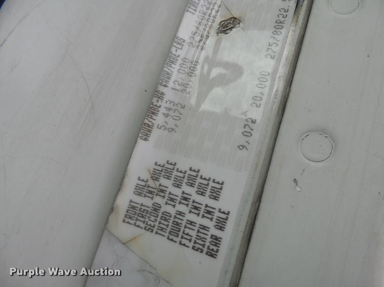 image for item DA3313 2004 Freightliner Columbia semi truck