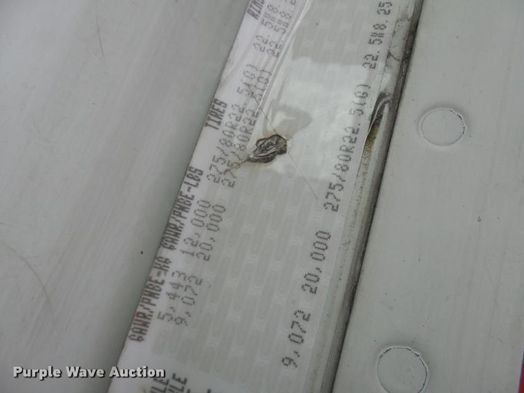 image for item DA3313 2004 Freightliner Columbia semi truck