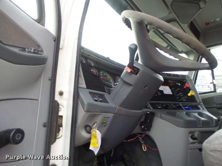 image for item DA3313 2004 Freightliner Columbia semi truck