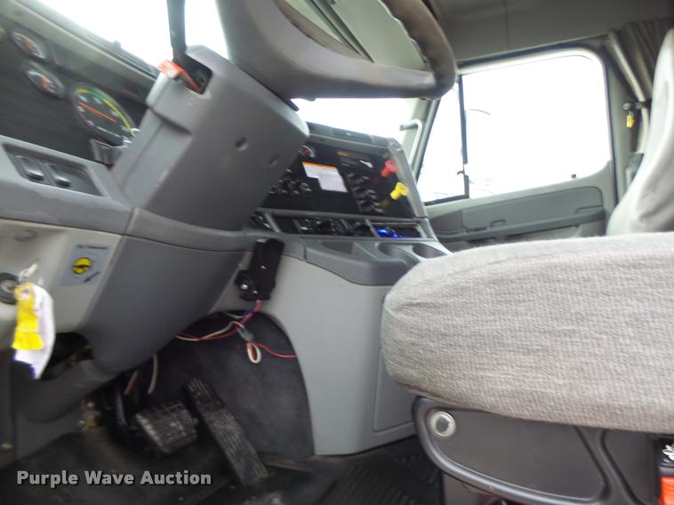 image for item DA3313 2004 Freightliner Columbia semi truck