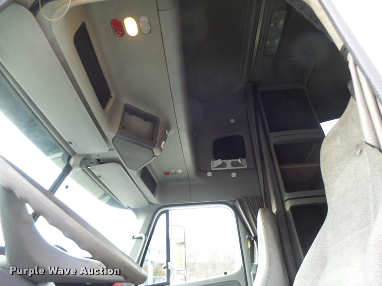 image for item DA3313 2004 Freightliner Columbia semi truck